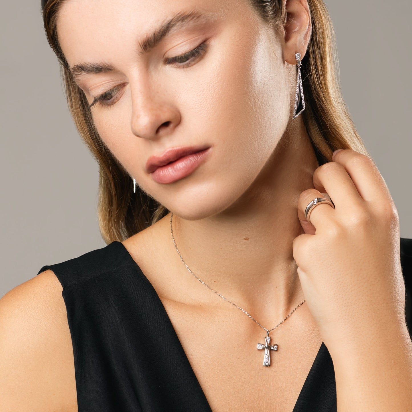 Anello Linea d'Intesa, bagno di rodio – indossato