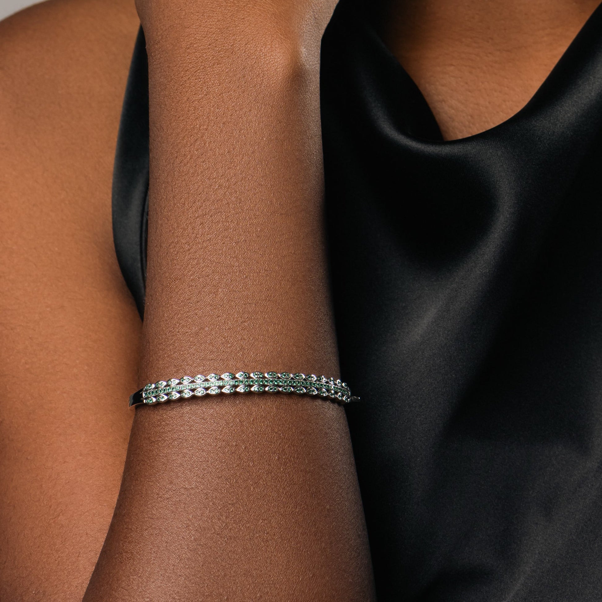 Bangle Vento di Smeraldo, bagno di rodio – dettaglio