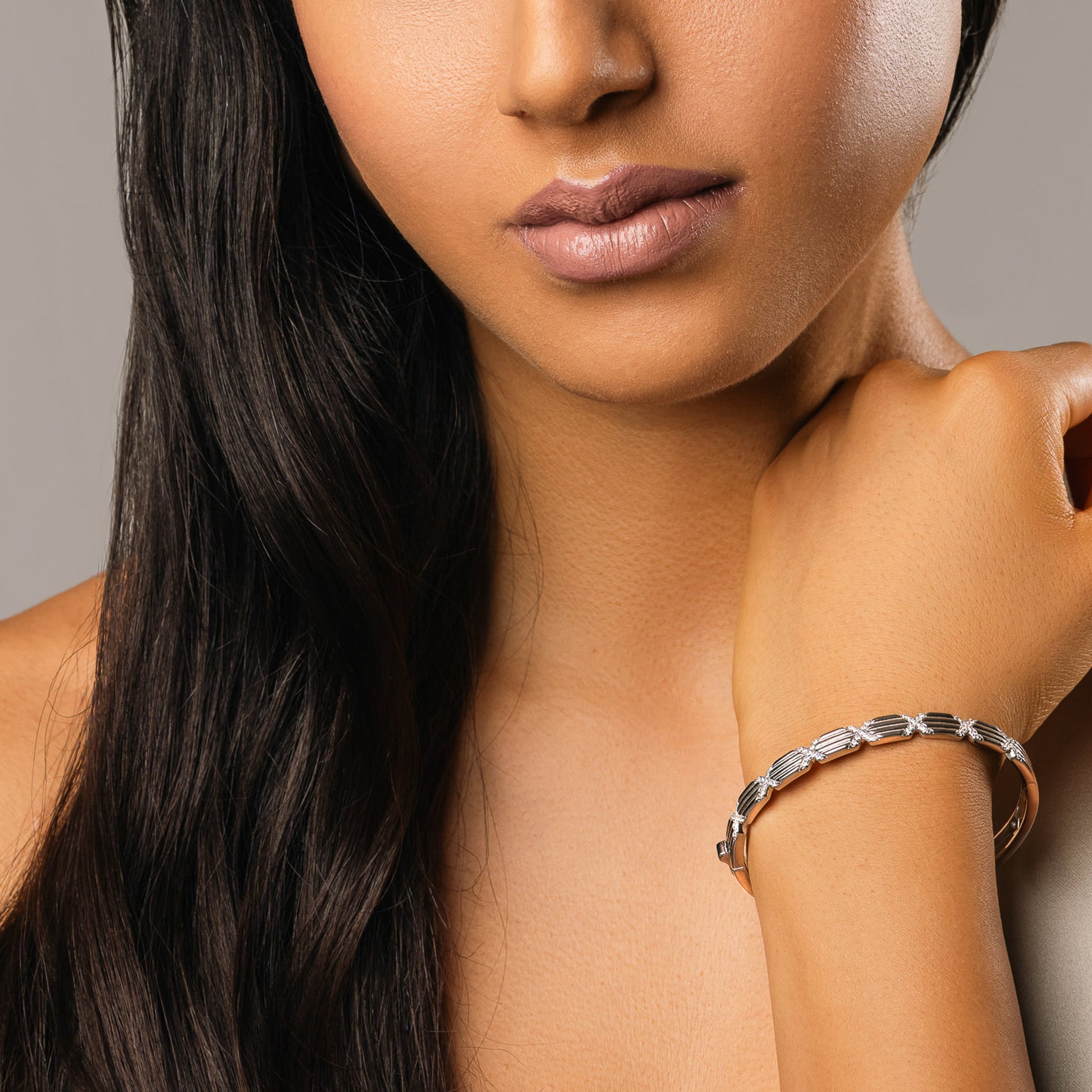 Bangle Alchimia Brillante, bagno di rodio – indossato