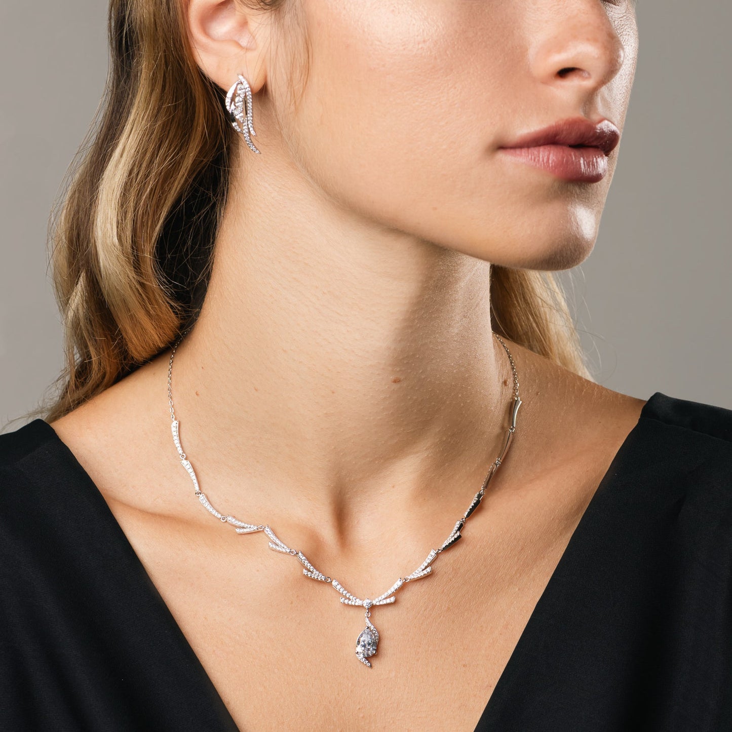 Collana Lumen Astra, bagno di rodio – indossato