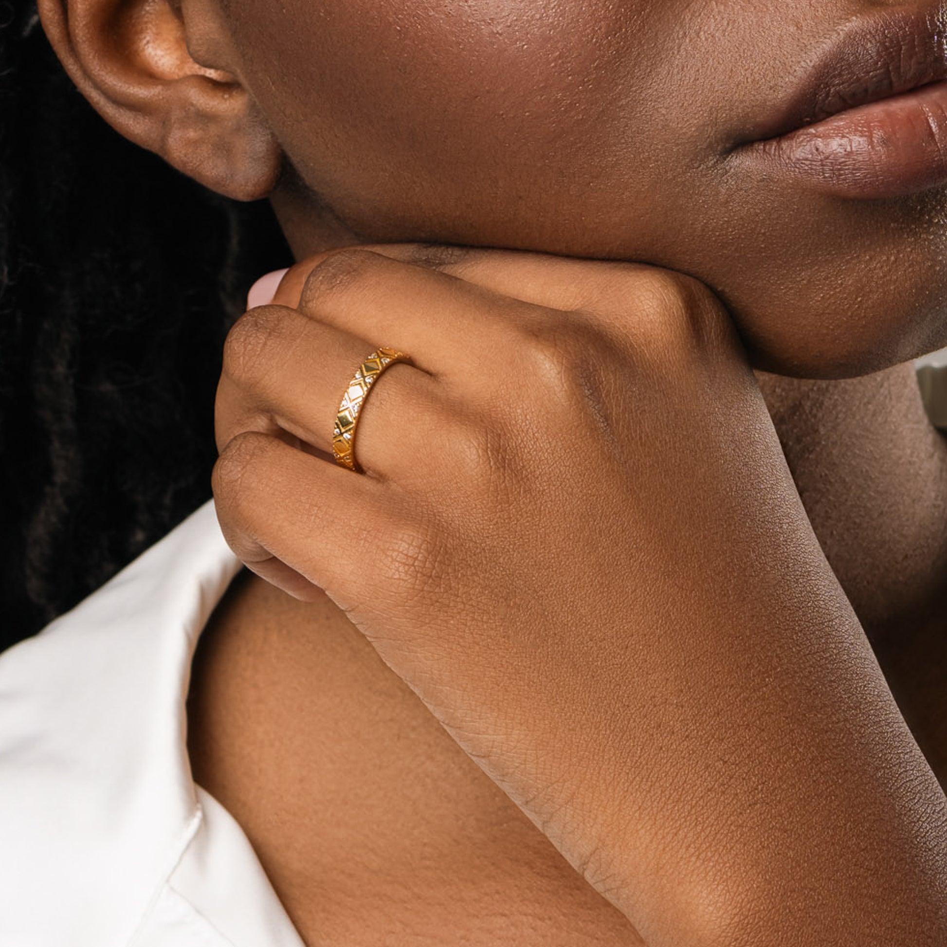 Anello Geometria Preziosa, bagno in oro 18k – dettaglio