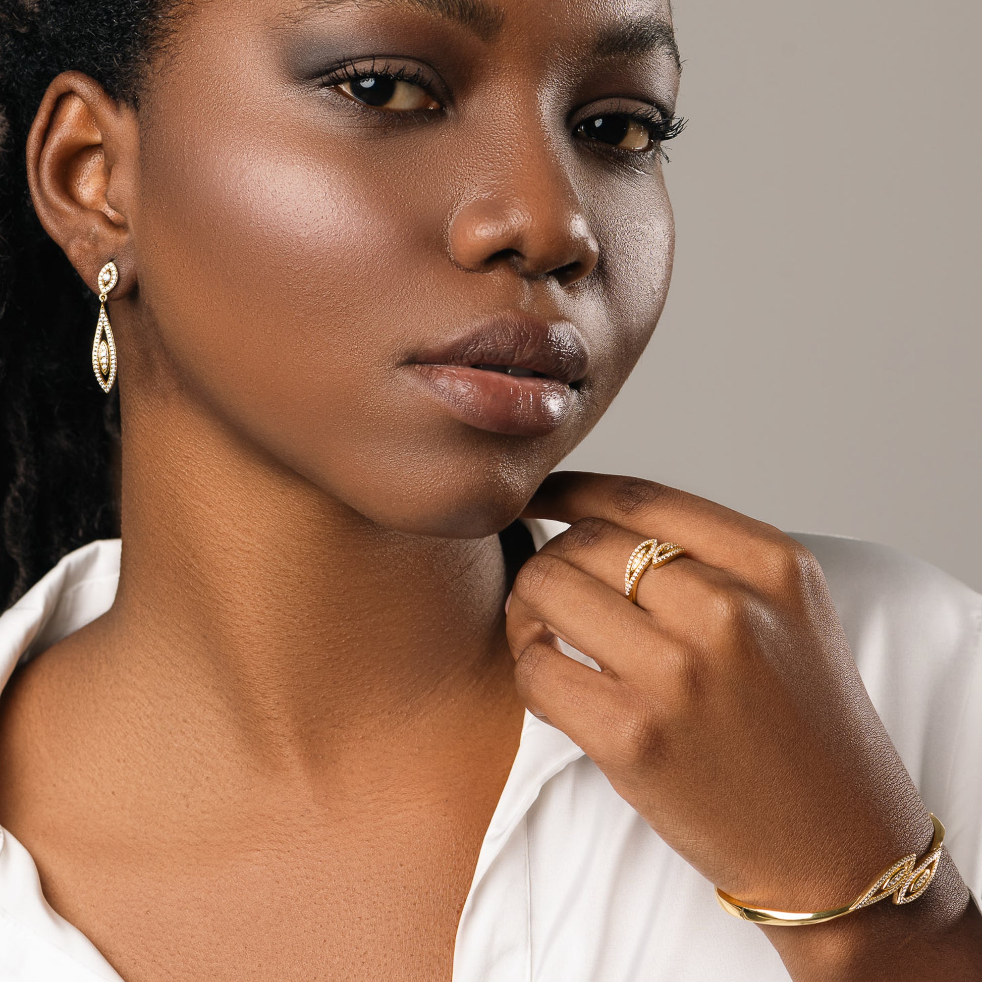 Bangle Gocce di Luce, bagno in oro 18k – indossato