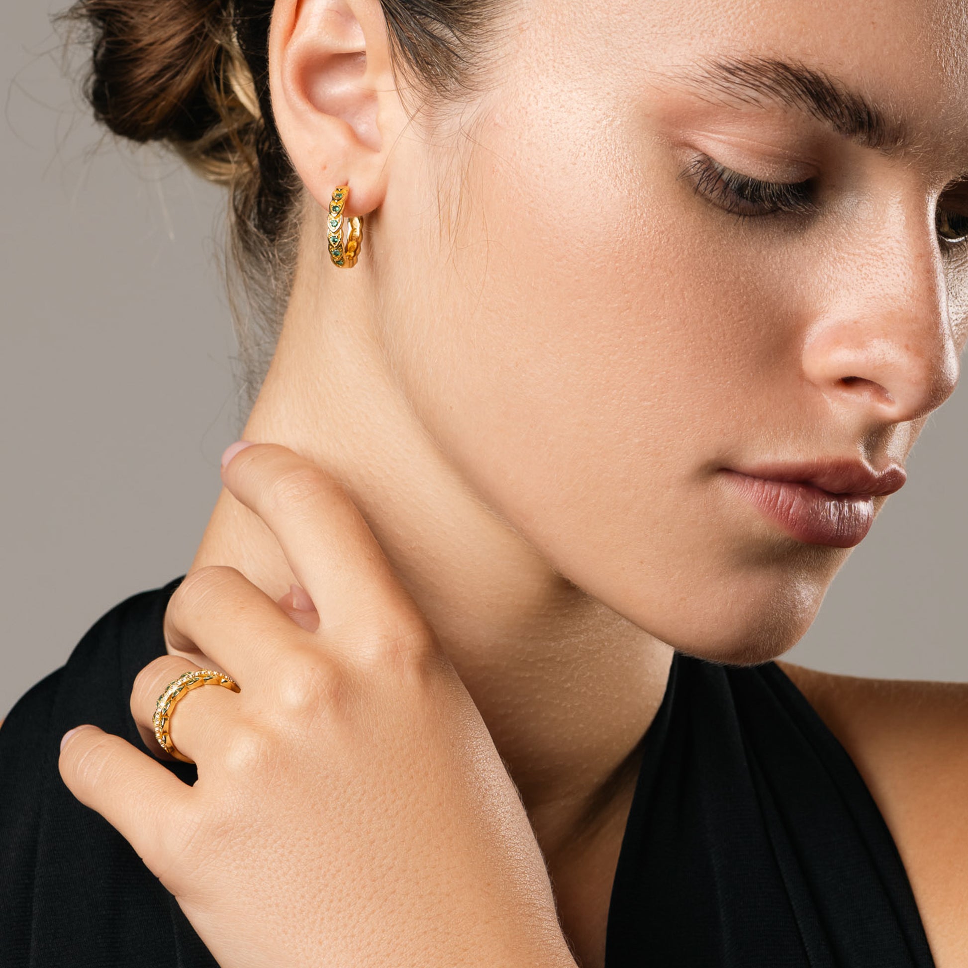 Orecchini Verde Senza Tempo, bagno in oro 18k – indossato