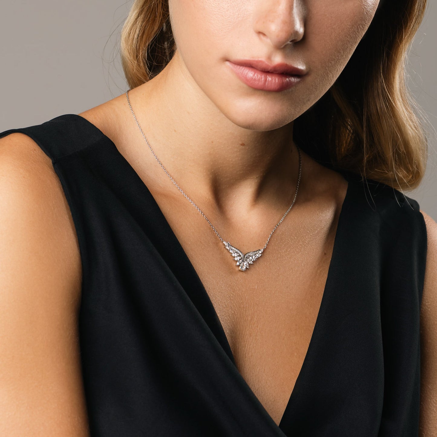 Collana Luce Ascendente, bagno di rodio – dettaglio