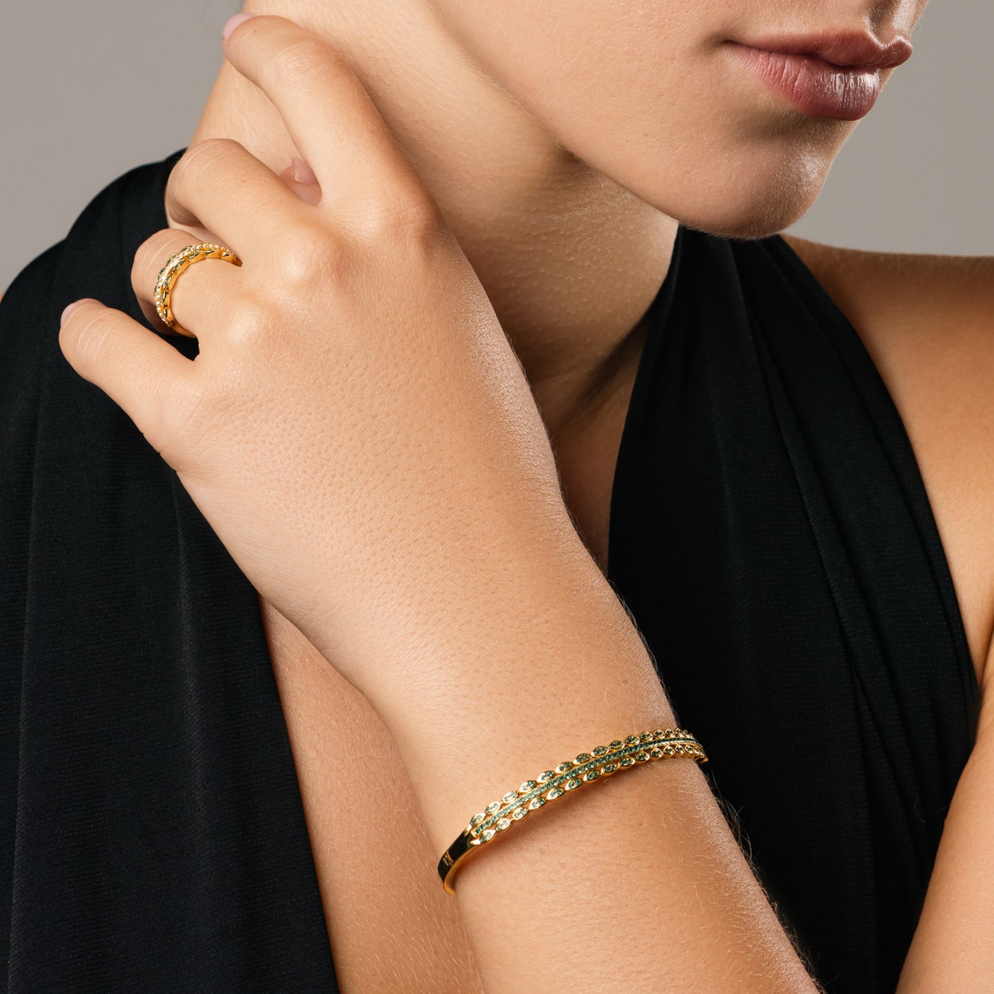 Bangle Vento di Smeraldo, bagno in oro 18k – indossato